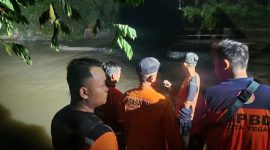 Basarnas dan tim SAR gabungan sedang mencari 2 remaja pembuat konten vidio yg hilang di Sungai Gung Tegal, Kamis (16/10).