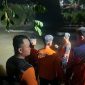 Basarnas dan tim SAR gabungan sedang mencari 2 remaja pembuat konten vidio yg hilang di Sungai Gung Tegal, Kamis (16/10).