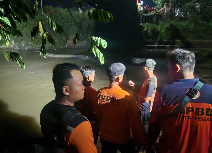 Basarnas dan tim SAR gabungan sedang mencari 2 remaja pembuat konten vidio yg hilang di Sungai Gung Tegal, Kamis (16/10).