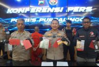 Wakapolres Purbalingga, Kompol Agus Amjat Purnomo (tengah), didampingi Kasat Reserse Narkoba AKP Ihwan Ma'ruf dan Kasi Humas AKP Setyo Hadi, saat jumpa pers, Jumat (17/10/2025) siang. 
