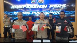 Wakapolres Purbalingga, Kompol Agus Amjat Purnomo (tengah), didampingi Kasat Reserse Narkoba AKP Ihwan Ma'ruf dan Kasi Humas AKP Setyo Hadi, saat jumpa pers, Jumat (17/10/2025) siang. 
