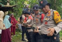Puluhan Personel Polres Purbalingga Bantu Tangani Longsor di Desa Panusupan, Jumat (17/10).