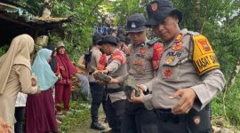 Puluhan Personel Polres Purbalingga Bantu Tangani Longsor di Desa Panusupan, Jumat (17/10).