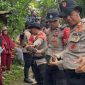Puluhan Personel Polres Purbalingga Bantu Tangani Longsor di Desa Panusupan, Jumat (17/10).