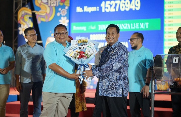 Bupati Harno (baju batik) saat menghadiri kegiatan Undian Gelegar Tamades 2025 di salah satu hotel di jalur Pantura, Kamis (16/10).
