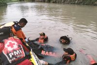 Tim SAR gabungan sedang mengevakuasi jenazah Septian Wahyu Ramadhan dan Nata Qolbi Hidayat.