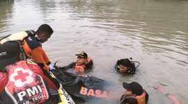 Tim SAR gabungan sedang mengevakuasi jenazah Septian Wahyu Ramadhan dan Nata Qolbi Hidayat.
