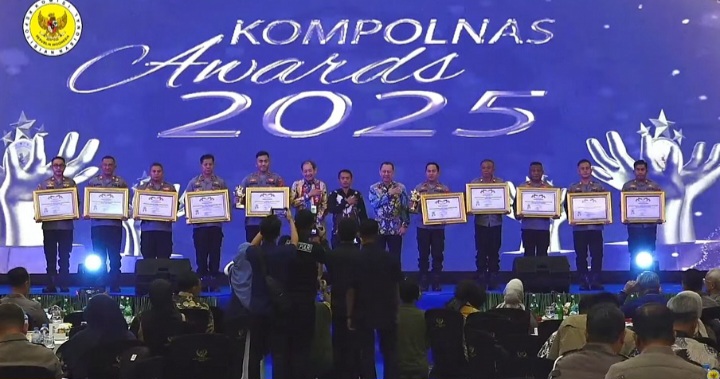 Penyerahan penghargaan Kompolnas Awards 2025, di di Hotel Merlynn Park, Jakarta, Kamis (16/10/2025).