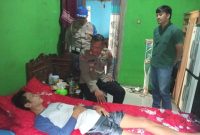 Kapolsek Bobotsari, AKP Sarno Ujianto menyerahkan bantuan kepada Muhlisin, warga Desa Banjarsari, Kecamatan Bobotsari, kabupaten Purbalingga yang masih terbaring sakit akibat jatuh dari pohon kelapa.
