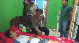Kapolsek Bobotsari, AKP Sarno Ujianto menyerahkan bantuan kepada Muhlisin, warga Desa Banjarsari, Kecamatan Bobotsari, kabupaten Purbalingga yang masih terbaring sakit akibat jatuh dari pohon kelapa.
