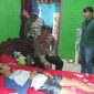 Kapolsek Bobotsari, AKP Sarno Ujianto menyerahkan bantuan kepada Muhlisin, warga Desa Banjarsari, Kecamatan Bobotsari, kabupaten Purbalingga yang masih terbaring sakit akibat jatuh dari pohon kelapa.
