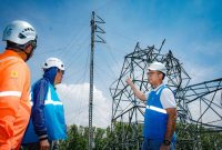 General Manager PLN Unit Induk Transmisi Jawa Bagian Tengah (UIT JBT), Handy Wihartady, terjun langsung ke lokasi pendiriam tower darurat untuk pulihkan Kelistrikan Klaten Pasca Cuaca Ekstrem.