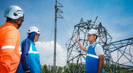 General Manager PLN Unit Induk Transmisi Jawa Bagian Tengah (UIT JBT), Handy Wihartady, terjun langsung ke lokasi pendiriam tower darurat untuk pulihkan Kelistrikan Klaten Pasca Cuaca Ekstrem.