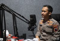 Wakapolres Demak, Kompol Hendrie Suryo Liquisasono, menjadi narasumber dalam talk show sosialisasi program MBG di LPPL Radio Suara Kota Wali 104.8 FM, Demak, Senin (20/10/2025).