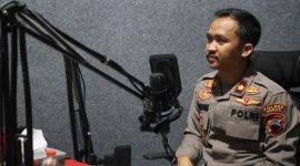 Wakapolres Demak, Kompol Hendrie Suryo Liquisasono, menjadi narasumber dalam talk show sosialisasi program MBG di LPPL Radio Suara Kota Wali 104.8 FM, Demak, Senin (20/10/2025).