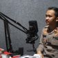 Wakapolres Demak, Kompol Hendrie Suryo Liquisasono, menjadi narasumber dalam talk show sosialisasi program MBG di LPPL Radio Suara Kota Wali 104.8 FM, Demak, Senin (20/10/2025).