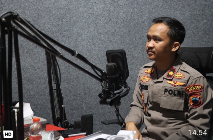 Wakapolres Demak, Kompol Hendrie Suryo Liquisasono, menjadi narasumber dalam talk show sosialisasi program MBG di LPPL Radio Suara Kota Wali 104.8 FM, Demak, Senin (20/10/2025).