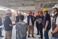 Tim dari Bidang Laboratorium Forensik Polda Jateng bersama Satreskrim Polres Purbalingga melaksanakan olah TKP di lokasi bangunan roboh menimpa kantor PLN Purbalingga, Senin (20/10/2025).