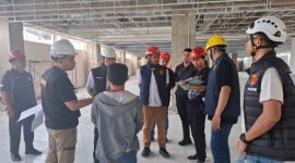 Tim dari Bidang Laboratorium Forensik Polda Jateng bersama Satreskrim Polres Purbalingga melaksanakan olah TKP di lokasi bangunan roboh menimpa kantor PLN Purbalingga, Senin (20/10/2025).