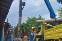 Petugas PLN Kabupaten Rembang sedang mendirikan tiang listrik di desa Sendangagung, Kecamatan Pamotan, Senin (20/10).