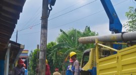 Petugas PLN Kabupaten Rembang sedang mendirikan tiang listrik di desa Sendangagung, Kecamatan Pamotan, Senin (20/10).