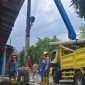Petugas PLN Kabupaten Rembang sedang mendirikan tiang listrik di desa Sendangagung, Kecamatan Pamotan, Senin (20/10).