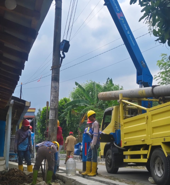 Petugas PLN Kabupaten Rembang sedang mendirikan tiang listrik di desa Sendangagung, Kecamatan Pamotan, Senin (20/10).
