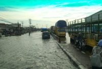 Jalan Raya Kaligawe tergenang banjir
dampak hujan selama dua hari pada Selasa dan Rabu sore.