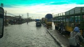 Jalan Raya Kaligawe tergenang banjir
dampak hujan selama dua hari pada Selasa dan Rabu sore.