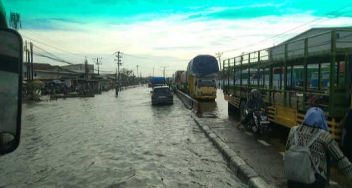 Jalan Raya Kaligawe tergenang banjir
dampak hujan selama dua hari pada Selasa dan Rabu sore.