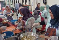 Petugas Badan Narkotika Nasional Provinsi (BNN) Jawa Tengah sedang memberikan pelatihan pembuatan Kerupuk dan Amplang Ikan Tengiri di Kelurahan Kaligawe, Kota Semarang.
