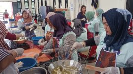 Petugas Badan Narkotika Nasional Provinsi (BNN) Jawa Tengah sedang memberikan pelatihan pembuatan Kerupuk dan Amplang Ikan Tengiri di Kelurahan Kaligawe, Kota Semarang.
