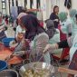 Petugas Badan Narkotika Nasional Provinsi (BNN) Jawa Tengah sedang memberikan pelatihan pembuatan Kerupuk dan Amplang Ikan Tengiri di Kelurahan Kaligawe, Kota Semarang.
