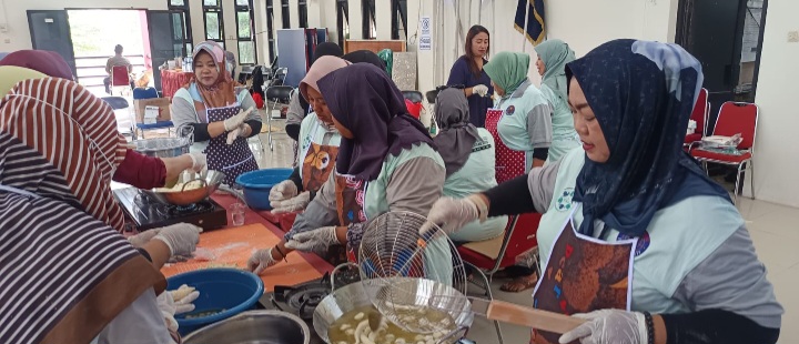 Petugas Badan Narkotika Nasional Provinsi (BNN) Jawa Tengah sedang memberikan pelatihan pembuatan Kerupuk dan Amplang Ikan Tengiri di Kelurahan Kaligawe, Kota Semarang.
