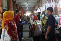 Anggota Polres Demak bersama Satgas Pangan Kabupaten Demak melakukan sidak ke sejumlah pasar tradisional, termasuk Pasar Bintoro, Kamis (23/10/2025).
