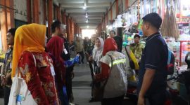 Anggota Polres Demak bersama Satgas Pangan Kabupaten Demak melakukan sidak ke sejumlah pasar tradisional, termasuk Pasar Bintoro, Kamis (23/10/2025).
