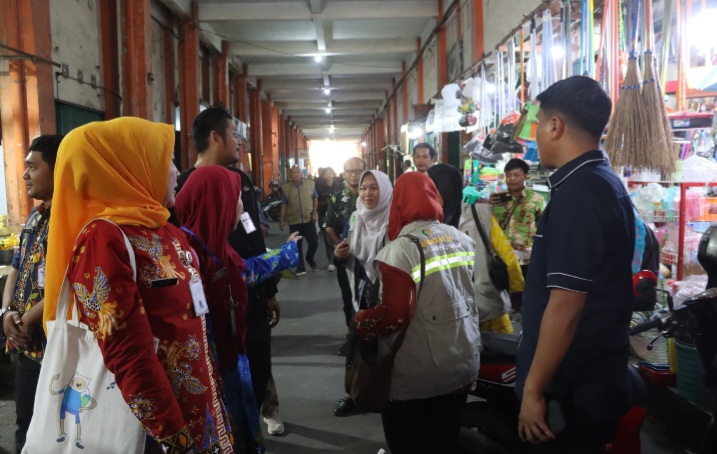 Anggota Polres Demak bersama Satgas Pangan Kabupaten Demak melakukan sidak ke sejumlah pasar tradisional, termasuk Pasar Bintoro, Kamis (23/10/2025).
