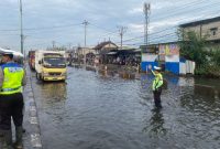Jajaran Satlantas Polres Demak bersama jajaran terkait terus berjibaku di lapangan melakukan pengaturan dan rekayasa arus lalu lintas di titik ketersendatan yang terjadi di depan PT Hartono Istana Teknologi (HIT) Polytron, Kecamatan Sayung, Kabupaten Demak, Kamos (23/10).