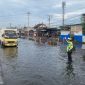 Jajaran Satlantas Polres Demak bersama jajaran terkait terus berjibaku di lapangan melakukan pengaturan dan rekayasa arus lalu lintas di titik ketersendatan yang terjadi di depan PT Hartono Istana Teknologi (HIT) Polytron, Kecamatan Sayung, Kabupaten Demak, Kamos (23/10).