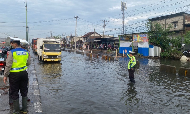 Jajaran Satlantas Polres Demak bersama jajaran terkait terus berjibaku di lapangan melakukan pengaturan dan rekayasa arus lalu lintas di titik ketersendatan yang terjadi di depan PT Hartono Istana Teknologi (HIT) Polytron, Kecamatan Sayung, Kabupaten Demak, Kamos (23/10).