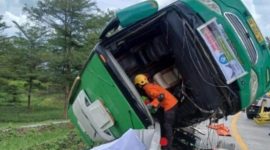 Bus Rombongan Forum Kesehatan Semarang Kecelakaan di Tol Pemalang-Batang KM 32-B, Sabtu (25/10). 