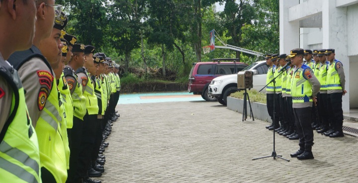 Kapolres Purbalingga, AKBP Achmad Akbar memimpin apel sebelum pertandingan Persibangga vs Persiba Bantul dimulai. .