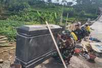 Personel TNI dan warga Desa Bandardawung bahu-membahu membangun jembatan dan pengecoran jalan penghubung antara Dusun Pelas dan Dusun Jabalkanil, Desa Bandardawung, Kecamatan Tawangmangu.