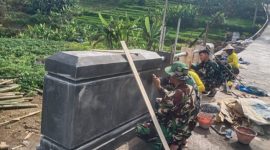Personel TNI dan warga Desa Bandardawung bahu-membahu membangun jembatan dan pengecoran jalan penghubung antara Dusun Pelas dan Dusun Jabalkanil, Desa Bandardawung, Kecamatan Tawangmangu.