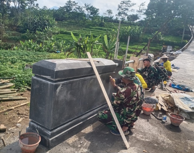 Personel TNI dan warga Desa Bandardawung bahu-membahu membangun jembatan dan pengecoran jalan penghubung antara Dusun Pelas dan Dusun Jabalkanil, Desa Bandardawung, Kecamatan Tawangmangu.