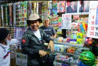 Bupati Kudus, Sam’ani Intakoris sedang belanja di pasar tradisional.
