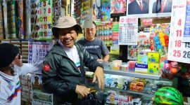 Bupati Kudus, Sam’ani Intakoris sedang belanja di pasar tradisional.
