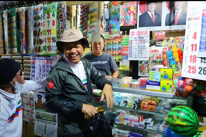 Bupati Kudus, Sam’ani Intakoris sedang belanja di pasar tradisional.
