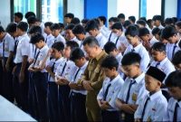 Bupati Kudus, Sam’ani Intakoris melaksanakan salat dhuha dan membaca Asmaul Husna bersama siswa serta tenaga pendidik SMP Muhammadiyah 1 Kudus, Senin (27/10/2025).