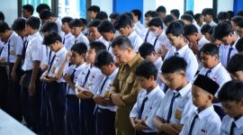 Bupati Kudus, Sam’ani Intakoris melaksanakan salat dhuha dan membaca Asmaul Husna bersama siswa serta tenaga pendidik SMP Muhammadiyah 1 Kudus, Senin (27/10/2025).